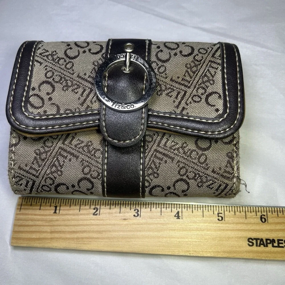 Liz And Co Women's Brown Fashion Design Carry Wallet‎  in Great Shape!